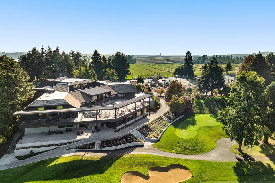 An aerial view of Columbia Edgewater Country Club's clubhouse and grounds.